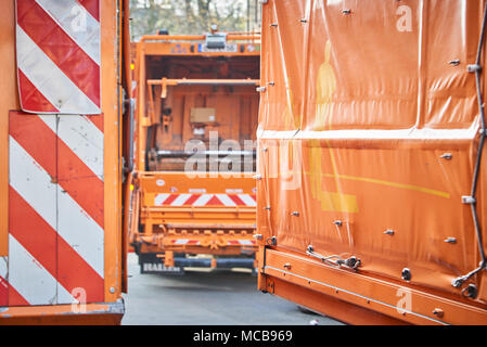 Berlin, Allemagne. Apr 12, 2018. 12 avril 2018, Allemagne, Berlin : Berliner Stadtreinigung (BSR) camions à ordures. - Pas de service de fil - Crédit : Annette Riedl/dpa/Alamy Live News Banque D'Images