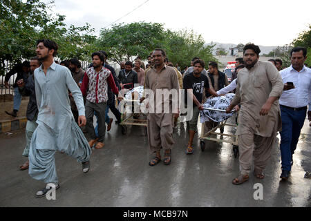 Quetta, Pakistan. Apr 15, 2018. Transfert de corps de personnes victimes d'un hôpital à la suite d'une attaque de tir dans le sud-ouest du Pakistan Quetta, le 15 avril 2018. Au moins deux personnes ont été tuées et cinq autres blessées dimanche dans une attaque armée dirigée contre le Pakistan Quetta, dans les médias locaux et de la police a dit. Credit : Asad/Xinhua/Alamy Live News Banque D'Images