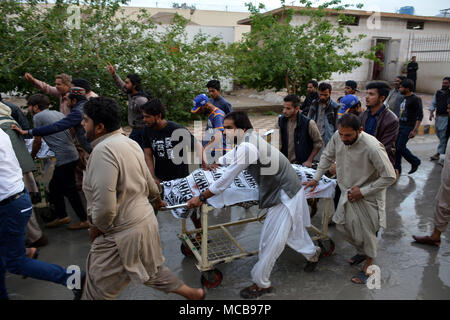 Quetta, Pakistan. Apr 15, 2018. Les gens de transférer le corps d'une victime à l'hôpital suite à une attaque de tir dans le sud-ouest du Pakistan Quetta, le 15 avril 2018. Au moins deux personnes ont été tuées et cinq autres blessées dimanche dans une attaque armée dirigée contre le Pakistan Quetta, dans les médias locaux et de la police a dit. Credit : Asad/Xinhua/Alamy Live News Banque D'Images