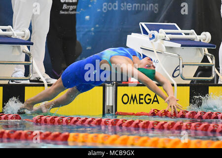 Bergen, Norvège. Apr 15, 2018. Hanna de Rosvall Ängelholms SS, en Suède, a terminé 2e au 200m dos femmes final avec 2:16.81 Crédit : Kjell Erik Irgens Henanger/Alamy Live News Banque D'Images