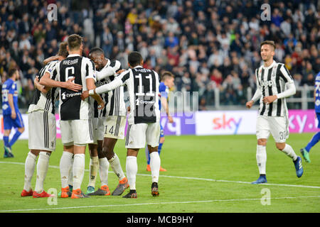 Turin, Italie. Apr 15, 2018. Sami Khedira (Juventus), Douglas Costa Juventus FC),Rodrigo Bentancur (Juventus),Blaise Matudi (Juventus),au cours de la serie d'un match de football entre la Juventus FC vs UC Sampdoria de Allianz Stadium le 15 avril 2018 à Turin, Italie. Crédit : Antonio Polia/Alamy Live News Banque D'Images