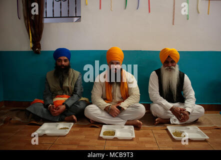 Palma de Mallorca, Espagne. Le 15 avril 2018. Le déjeuner des moines à l'intérieur d'un Sikh temple Sikh Baisakhi pendant leur festival à Palma de Mallorca espagnol sur l'île des Baléares de Majorque, le 15 avril 2018. Célébrer les Sikhs, Baisakhi une fête des récoltes, comme le début de la nouvelle année. Credit : zixia/Alamy news Crédit : zixia/Alamy Live News Banque D'Images