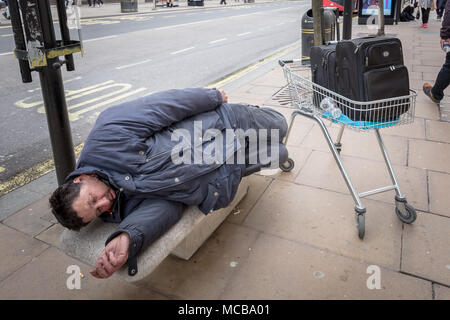 Londres, Royaume-Uni. 15 avril, 2018. Un sommeil léger pendant la journée sur Oxford Street. Crédit : Guy Josse/Alamy Live News Banque D'Images