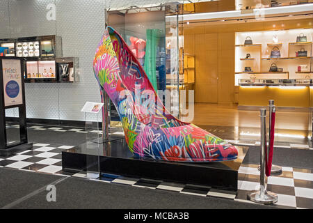 Supersized chaussures sur l'affichage à Bloomingdale's pour promouvoir un nouveau service de marbre. Sur Lexington Avenue. dans le centre de Manhattan. Banque D'Images