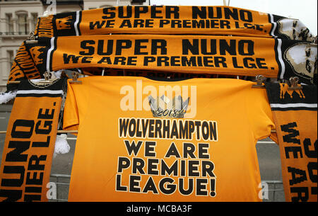 Les marchandises pour la vente avant le match de championnat Sky Bet à Molineux, Wolverhampton. Banque D'Images