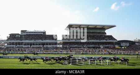 Le Grand champ National prendre le grand saut à l'eau pendant la journée nationale de la santé Randox 2018 Festival Grand National à Aintree Hippodrome, Liverpool. ASSOCIATION DE PRESSE Photo. Photo date : Samedi 14 Avril, 2018. Histoire voir l'ACTIVITÉ DE COURSE Aintree. Crédit photo doit se lire : David Davies/PA Wire Banque D'Images