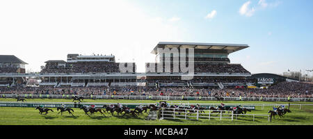 Le Grand champ National prendre le grand saut à l'eau pendant la journée nationale de la santé Randox 2018 Festival Grand National à Aintree Hippodrome, Liverpool. ASSOCIATION DE PRESSE Photo. Photo date : Samedi 14 Avril, 2018. Histoire voir l'ACTIVITÉ DE COURSE Aintree. Crédit photo doit se lire : David Davies/PA Wire Banque D'Images