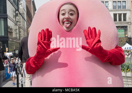 Une actrice et artiste de performance à Union Square Park la publicité d'un produit à utiliser pour le nettoyage de sa langue. À Manhattan, New York City. Banque D'Images