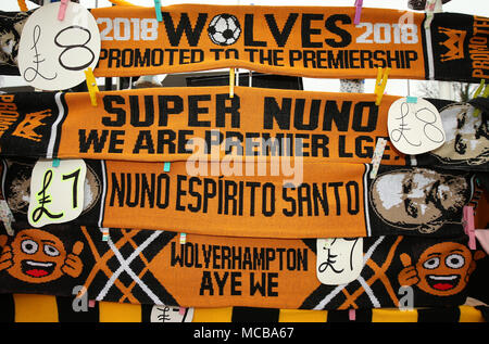 Les marchandises pour la vente avant le match de championnat Sky Bet à Molineux, Wolverhampton. Banque D'Images