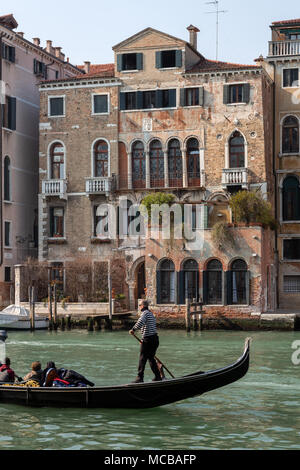 Gondole et gondolier sur le Grand Canal, Venise, Italie Banque D'Images