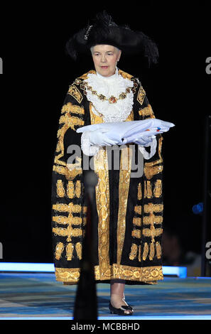 Le drapeau pour Birmingham 2022 est donné à Lord Maire de Birmingham Le conseiller Anne Underwood dans le cadre de la cérémonie de passation des pouvoirs au cours de la cérémonie de clôture des Jeux du Commonwealth de 2018 pour le au stade de Carrare à la Gold Coast, Australie. Banque D'Images