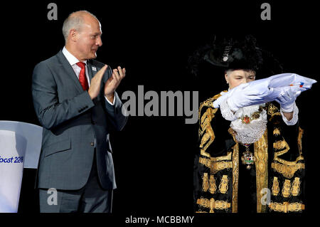 Le drapeau pour Birmingham 2022 est donné à Lord Maire de Birmingham Le conseiller Anne Underwood par le président des Jeux du Commonwealth de l'Angleterre Ian Metcalfe dans le cadre de la cérémonie de passation des pouvoirs au cours de la cérémonie de clôture des Jeux du Commonwealth de 2018 pour le au stade de Carrare à la Gold Coast, Australie. Banque D'Images