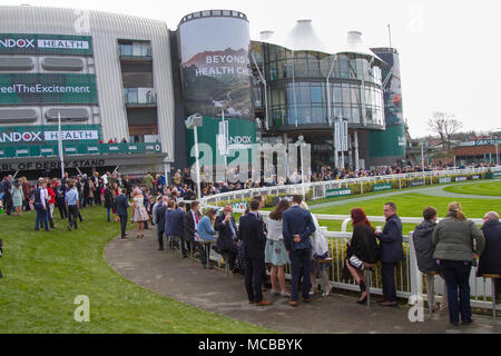 Tribune, anneau de Parade, hippodrome, les bâtiments et les personnes assistant à Grand National Aintree, Liverpool, Royaume-Uni Banque D'Images