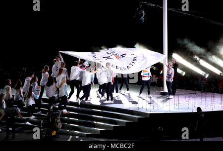 La Fédération des Jeux du Commonwealth drapeau est porté sur scène lors de la cérémonie de clôture des Jeux du Commonwealth de 2018 le au stade de Carrare à la Gold Coast, Australie. Banque D'Images