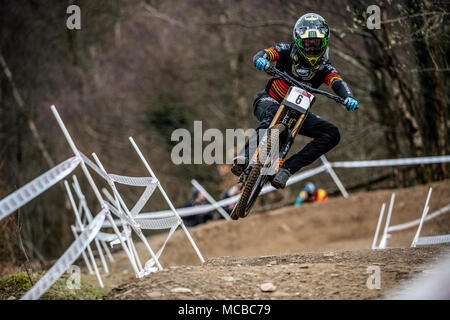 Vélo de montagne descente britannique Danny Hart, membre de Madison Saracen. Hart a remporté le 2011 et 2016 du Championnat du Monde de vélo de montagne UCI. Banque D'Images