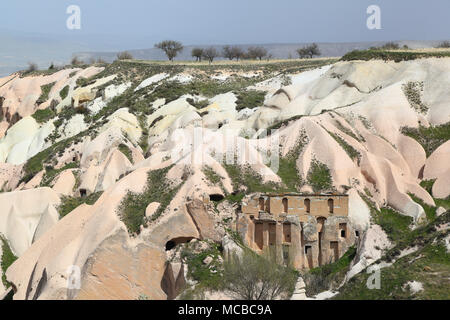 Vallée des Pigeons, Cappadoce : formations de roche volcanique naturelle sculptée dans les coops de pigeon dans l'histoire époque ottomane (Turquie). Banque D'Images