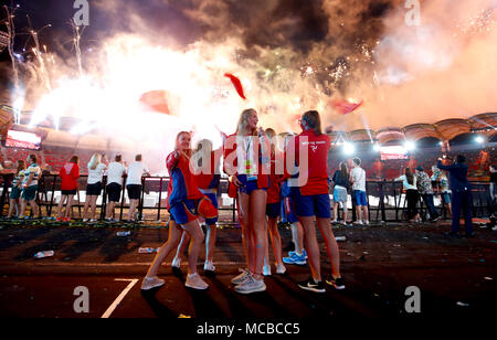 Les athlètes de l'île de Man agitent des drapeaux au cours de la cérémonie de clôture des Jeux du Commonwealth de 2018 pour le au stade de Carrare à la Gold Coast, Australie. Banque D'Images
