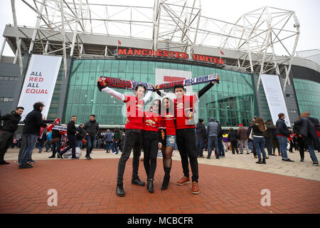 Manchester United fans arriver devant la Premier League match à Old Trafford, Manchester. Banque D'Images