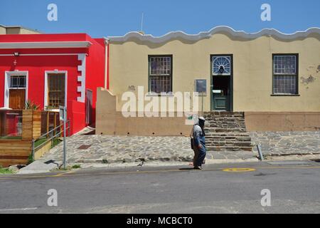 Vue de bâtiments colorés dans Bo-Kaap situé dans le quartier de Malay de Cape Town, Afrique du Sud. Banque D'Images