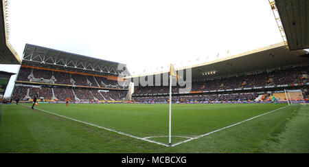 Vue générale de l'action pendant le match du championnat Sky Bet à Molineux, Wolverhampton. APPUYEZ SUR ASSOCIATION photo. Date de la photo: Dimanche 15 avril 2018. Voir PA Story FOOTBALL Wolves. Le crédit photo devrait être le suivant : Nigel French/PA Wire. RESTRICTIONS : aucune utilisation avec des fichiers audio, vidéo, données, listes de présentoirs, logos de clubs/ligue ou services « en direct » non autorisés. Utilisation en ligne limitée à 75 images, pas d'émulation vidéo. Aucune utilisation dans les Paris, les jeux ou les publications de club/ligue/joueur unique. Banque D'Images