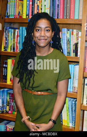 Auteur Elizabeth Acevedo de 'X' et le Poète auteur Tomi Adeyemi d 'enfants de Blood & Bone' lire et signer des copies de leurs publications Livres et livres le 14 mars 2018 à Coral Gables, en Floride. Comprend : Tomi Adeyemi Où : Coral Gables, Florida, United States Quand : 14 Mar 2018 Crédit : Johnny Louis/WENN.com Banque D'Images