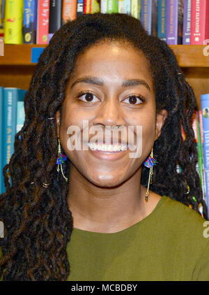 Auteur Elizabeth Acevedo de 'X' et le Poète auteur Tomi Adeyemi d 'enfants de Blood & Bone' lire et signer des copies de leurs publications Livres et livres le 14 mars 2018 à Coral Gables, en Floride. Comprend : Tomi Adeyemi Où : Coral Gables, Florida, United States Quand : 14 Mar 2018 Crédit : Johnny Louis/WENN.com Banque D'Images