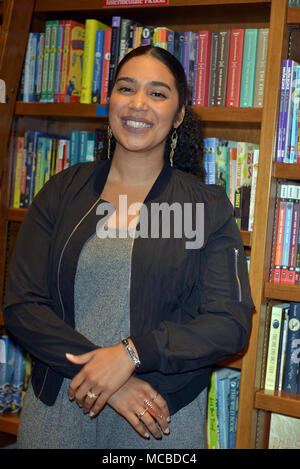 Auteur Elizabeth Acevedo de 'X' et le Poète auteur Tomi Adeyemi d 'enfants de Blood & Bone' lire et signer des copies de leurs publications Livres et livres le 14 mars 2018 à Coral Gables, en Floride. Avec : Elizabeth Acevedo Où : Coral Gables, Florida, United States Quand : 14 Mar 2018 Crédit : Johnny Louis/WENN.com Banque D'Images