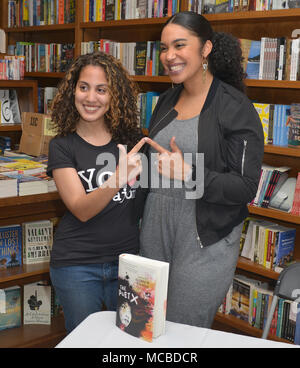 Auteur Elizabeth Acevedo de 'X' et le Poète auteur Tomi Adeyemi d 'enfants de Blood & Bone' lire et signer des copies de leurs publications Livres et livres le 14 mars 2018 à Coral Gables, en Floride. Avec : Elizabeth Acevedo Où : Coral Gables, Florida, United States Quand : 14 Mar 2018 Crédit : Johnny Louis/WENN.com Banque D'Images