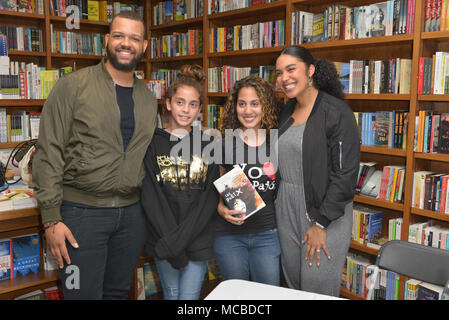 Auteur Elizabeth Acevedo de 'X' et le Poète auteur Tomi Adeyemi d 'enfants de Blood & Bone' lire et signer des copies de leurs publications Livres et livres le 14 mars 2018 à Coral Gables, en Floride. Avec : Elizabeth Acevedo Où : Coral Gables, Florida, United States Quand : 14 Mar 2018 Crédit : Johnny Louis/WENN.com Banque D'Images