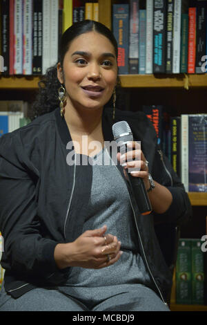 Auteur Elizabeth Acevedo de 'X' et le Poète auteur Tomi Adeyemi d 'enfants de Blood & Bone' lire et signer des copies de leurs publications Livres et livres le 14 mars 2018 à Coral Gables, en Floride. Avec : Elizabeth Acevedo Où : Coral Gables, Florida, United States Quand : 14 Mar 2018 Crédit : Johnny Louis/WENN.com Banque D'Images