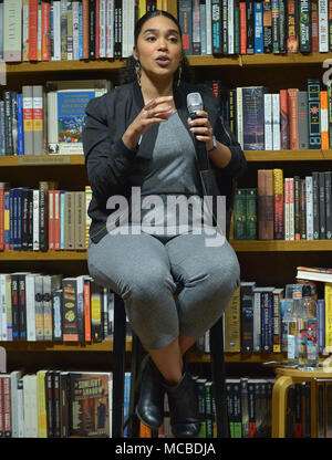 Auteur Elizabeth Acevedo de 'X' et le Poète auteur Tomi Adeyemi d 'enfants de Blood & Bone' lire et signer des copies de leurs publications Livres et livres le 14 mars 2018 à Coral Gables, en Floride. Avec : Elizabeth Acevedo Où : Coral Gables, Florida, United States Quand : 14 Mar 2018 Crédit : Johnny Louis/WENN.com Banque D'Images