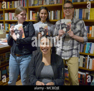 Auteur Elizabeth Acevedo de 'X' et le Poète auteur Tomi Adeyemi d 'enfants de Blood & Bone' lire et signer des copies de leurs publications Livres et livres le 14 mars 2018 à Coral Gables, en Floride. Avec : Elizabeth Acevedo Où : Coral Gables, Florida, United States Quand : 14 Mar 2018 Crédit : Johnny Louis/WENN.com Banque D'Images