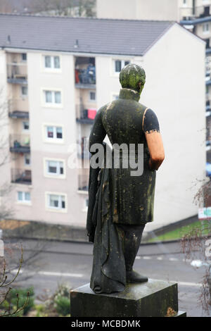 Une statue au sommet d'une pierre tombale dans le cimetière de Glasgow nécropole donne sur les appartements d'en face Banque D'Images