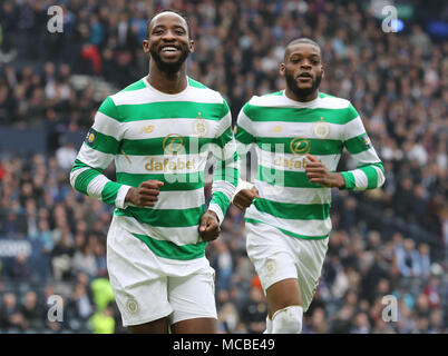 Celtics Moussa Dembele (à gauche) célèbre marquant son troisième but du côté du jeu de la mort avec son coéquipier Olivier Ntcham sur place au cours de l'écossais William Hill Cup semi finale match à Hampden Park, Glasgow. Banque D'Images