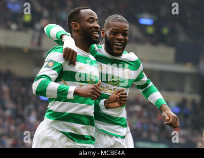 Celtics Moussa Dembele (à gauche) célèbre marquant son troisième but du côté du jeu de la mort avec son coéquipier Olivier Ntcham sur place au cours de l'écossais William Hill Cup semi finale match à Hampden Park, Glasgow. Banque D'Images