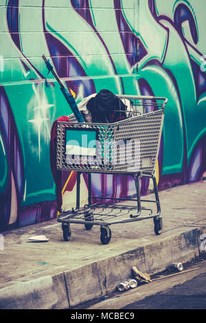 Un Shooping panier utilisé par une personne sans-abri à San Francisco, USA Banque D'Images