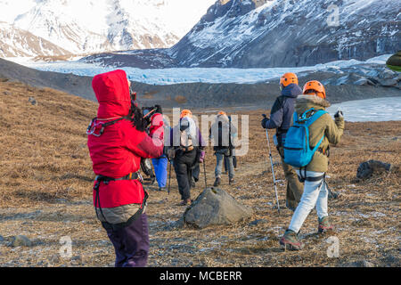 L'approche du groupe de la grotte de glace du glacier au cours de visite de grottes et de crevasses dans Svinafellsjökull, un glacier de vallée écoulement Öraefajökull volcan, une glace ca Banque D'Images