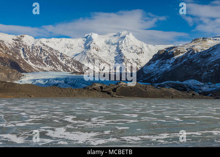 Le lac glaciaire adoptée au cours de la caverne de glace tour de grottes et crevasses dans Svinafellsjökull, un glacier de vallée écoulement Öraefajökull volcan, une glace v Banque D'Images