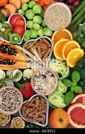 Élevée en fibres alimentaires Aliments santé concept avec fruits frais, légumes, céréales et pâtes de blé entier avec des aliments riches en antioxydants, les anthocyanes, smar Banque D'Images
