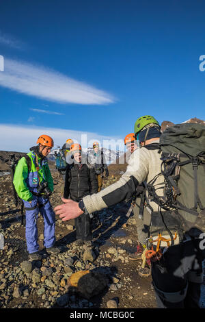 Visite de la grotte de glace de grottes et crevasses dans Svinafellsjökull, un glacier de vallée écoulement Öraefajökull Volcan, un volcan de glace Vatnajökull en Natio Banque D'Images