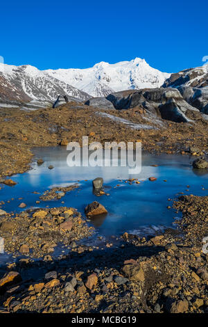 Étang glaciaire sur Svinafellsjökull, un glacier de vallée écoulement Öraefajökull Volcan, un volcan de glace dans le parc national du Vatnajökull, le long de la Banque D'Images