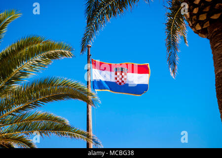 Pavillon de la Croatie contre le ciel et de palmiers. Banque D'Images