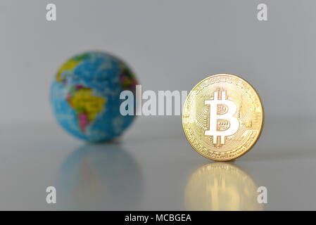 Concept Bitcoin. Concept de l'économie mondiale. Nouvelle devise mondiale. Pièce d'or et des bitcoins monde. Banque D'Images
