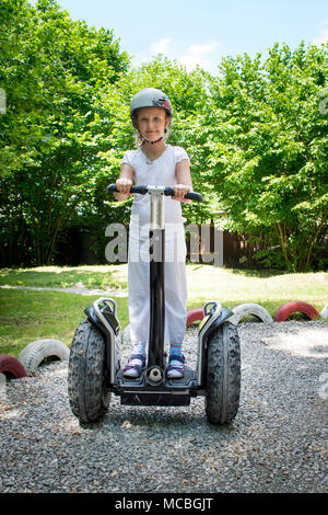 Jeune fille monter sur gyropode en parc. Banque D'Images