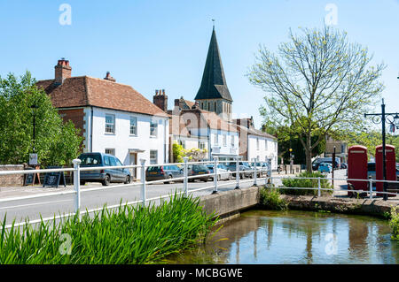 Test de la rivière affluent et Eglise St Peter spire, High Street, Stockbridge, Hampshire, Angleterre, Royaume-Uni Banque D'Images