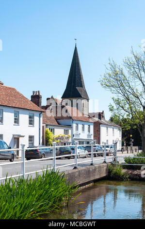 Test de la rivière affluent et Eglise St Peter spire, High Street, Stockbridge, Hampshire, Angleterre, Royaume-Uni Banque D'Images