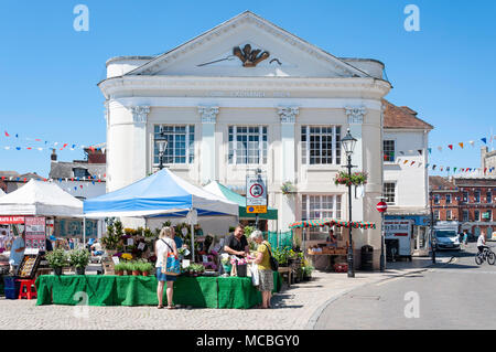 Ancien édifice Corn Exchange et le jour du marché, les étals du marché du maïs, Romsey, Hampshire, Angleterre, Royaume-Uni Banque D'Images