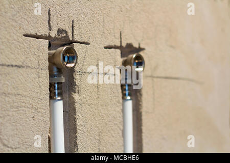 Les tuyaux d'eau en polypropylène dans le mur, la plomberie de la maison. L'installation des tuyaux d'égout dans la salle de bains d'un appartement au cours de l'intérieur renova Banque D'Images