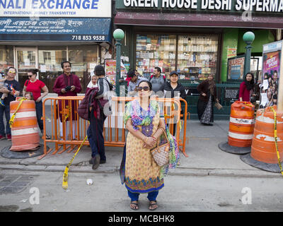 Les spectateurs à la fête du Nouvel An Bengali et défilé dans la 'Petite Bangladesh' de Kensington à Brooklyn, New York, 2018. Banque D'Images