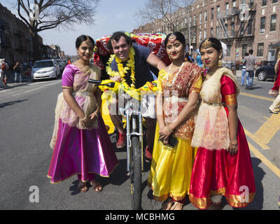 Le festival du Nouvel An bengali et défilé dans la 'Petite Bangladesh' de Kensington à Brooklyn, New York, 2018. Banque D'Images